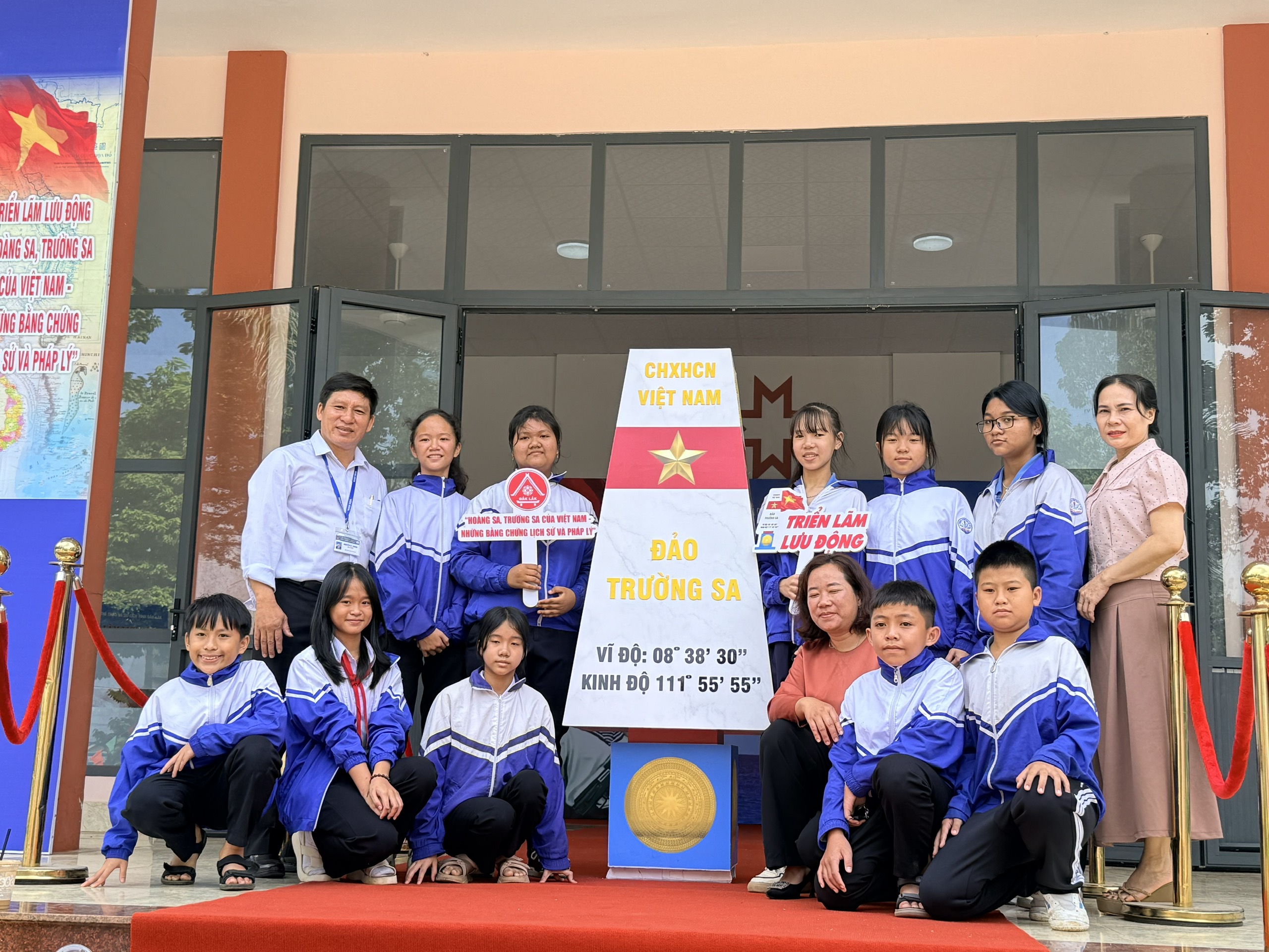 các em học sinh chụp hình lưu niệm